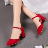 红色结婚鞋夏季中跟粗跟凉鞋女侧空一字扣女鞋绒面包头包跟女士鞋