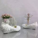 蕾丝水钻珍珠婚鞋坡跟白色新娘伴娘工作结婚拍照套脚宴会礼服女单