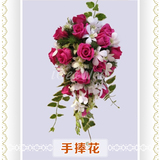 枚红色新娘手捧鲜花 玫瑰白兰 桃色主题婚礼用花 瀑布型结婚捧花
