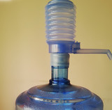 天津桶装水手压泵/矿泉水泵水器/手动压水器/纯净水简易吸水器