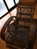 休闲藤编躺椅，含杂志篮置物架可伸缩脚凳。可折叠靠背3档调节。