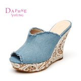 Daphne/达芙妮夏季新款女鞋 韩版蕾丝坡跟套脚鱼嘴凉鞋1515303337