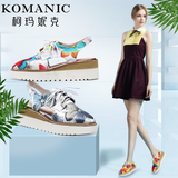 柯玛妮克 夏季潮流时尚印花布系带女鞋 包头防水台坡高跟后空凉鞋
