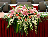 讲台花签到台花桌花会议用花商务台花广州鲜花天津演讲台鲜花