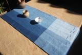鱼乐。棉麻布艺手绘渐变茶席桌旗。蓝色。