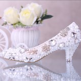 珍珠中跟新娘鞋拍照鞋子水晶结婚鞋女尖头单鞋婚宴粗跟花朵白色PU