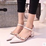 韩版夏季新款优雅女鞋女式白色高跟凉鞋尖头粗跟铆钉搭扣皮鞋粉色