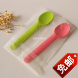 一次性勺子加厚甜品勺塑料勺长柄勺批发冰淇淋勺独立带纸巾粉绿色