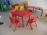 特价正品幼儿园亲子园儿童塑料六人课桌椅正方桌儿童学习月亮桌