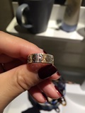 潮宏基18K镶钻戒指，是对戒，男女同款的！
