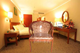 酒店宾馆客房桌椅组合实木围椅茶几三件套阳台休闲欧式家具圈椅