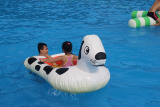 热销水上斑点狗充气船充气水上玩具水上乐园设备充气船泳池玩具