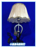 木质9988卧室工艺台灯，外观大气，带磨砂球形灯泡。