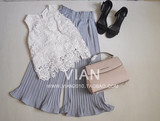 【VIAN】白色唯美花朵蕾丝衫+灰蓝色百褶喇叭七分裤  现货
