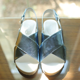 日单纯原货脚感特别舒服 银色蓝色镜面牛皮交叉绑带平底凉鞋