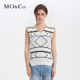MO&Co.春装几何图案无袖V领套头衫女 摩登前短后长衣摆针织衫moco