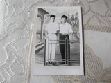 黑白老照片年青兄弟两个合影在公园50年代拍摄老物件怀旧收藏真品