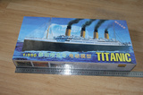 包邮小号手拼装舰船模型1:550泰坦尼克号赠灯光电机81301儿童玩具
