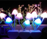 创意led七彩变色蘑菇光感应光控小夜灯节能插电床头夜喂奶灯包邮