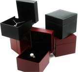 高级珠宝黄金钻石首饰盒订婚戒指盒项链盒吊坠盒红纹黑独特椅子款