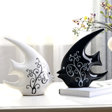 现代家居装饰品客厅摆件时尚情侣陶瓷工艺品抽象黑白亲嘴鱼燕子鱼