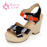 Daphne/达芙妮夏季女鞋2013年撞色木纹高跟厚底凉鞋1013303120