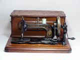 英国制造1890年老式手摇机械古董缝纫机原木箱钥匙 西洋收藏精品