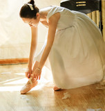 复古文艺原创白色大摆宫廷天鹅芭蕾简洁优雅百褶连衣裙
