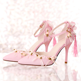 粉色绸缎面尖头超高跟婚鞋流苏细跟蕾丝花朵新娘鞋一字扣带女凉鞋