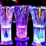 创意发光杯子水感应杯子七彩闪光杯倒水就亮礼品杯 酒吧聚会杯子