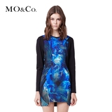 MO&Co.冬季圆领长袖拼接不对称裙摆连身裙女 复古幻彩连衣裙moco