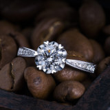 喜钻 六爪雪花款白18K金钻石戒指女款群镶钻戒结婚女专柜求婚