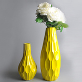 亮釉鲜黄色陶瓷现代细口竖纹花瓶客厅餐桌花器样板房软装饰品摆件