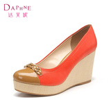 Daphne/达芙妮正品女鞋 撞色浅口厚底坡跟单鞋1013101067