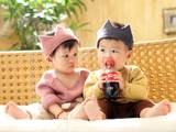 龙凤胎宝宝海报双胞胎娃娃画婴儿画宝宝写真房间装饰挂画胎教早教
