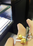 [转卖]【金刚芭比梦游香港】六福珠宝 新款抱抱家庭白色陶瓷戒指