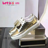 Betoo/贝鸵春季新款平底运动休闲鞋女真皮时尚板鞋金属色系带