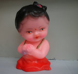 怀旧老库存 80年代胶皮玩具 胶皮娃娃 抱桃子的小女孩