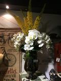 仿真黄色牛尾花 虎尾 白色蝴蝶兰组合花艺 镀银花器 样板房花艺