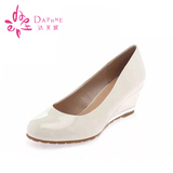 Daphne/达芙妮春季新款浅口坡跟单鞋漆皮亮色工作鞋女1014101030