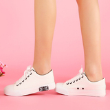 春季白色帆布鞋女士韩版低帮平底松糕增高款女学生系带休闲板鞋子