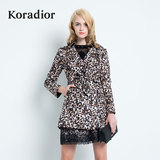 Koradior/珂莱蒂尔正品女装秋豹纹印花修身显瘦气质风衣外套上衣