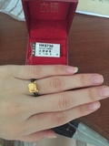 [转卖]香港六福珠宝专柜正品代购黄金 抱抱家庭女孩陶瓷戒指