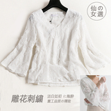 新款秋装韩版甜美宽松白色喇叭袖V领雪纺衫女 短款七分袖刺绣上衣