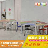 学校办公家具新款小学生培训桌幼儿园组合梯形桌美术桌彩色课桌椅