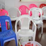 大排档塑料餐椅会议展销靠背椅子带扶手加厚椅白色冷饮桌椅沙滩椅