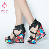 Daphne/达芙妮正品 夏新款女鞋抽象方格坡跟露趾女凉鞋1014303159