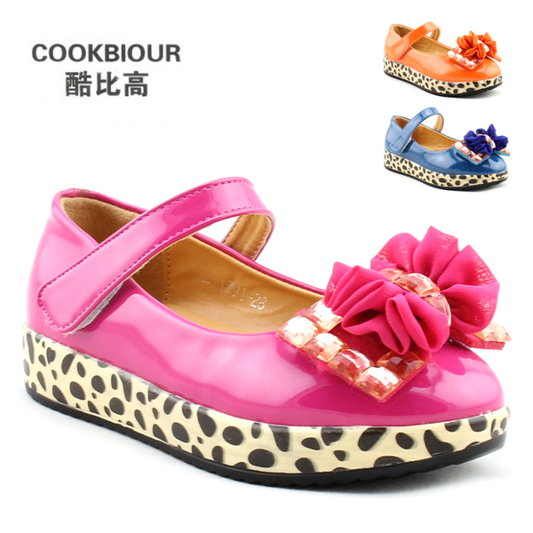 女儿很喜欢 这双鞋子,穿着很漂亮,洋.