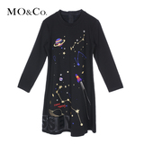 MO&Co.个性太空刺绣字母印花长袖圆领连衣裙短裙MA154SKT74 moco