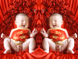 可爱双胞胎画男女宝宝海报婚房贴画娃娃婴儿海报墙贴图片画报胎教
